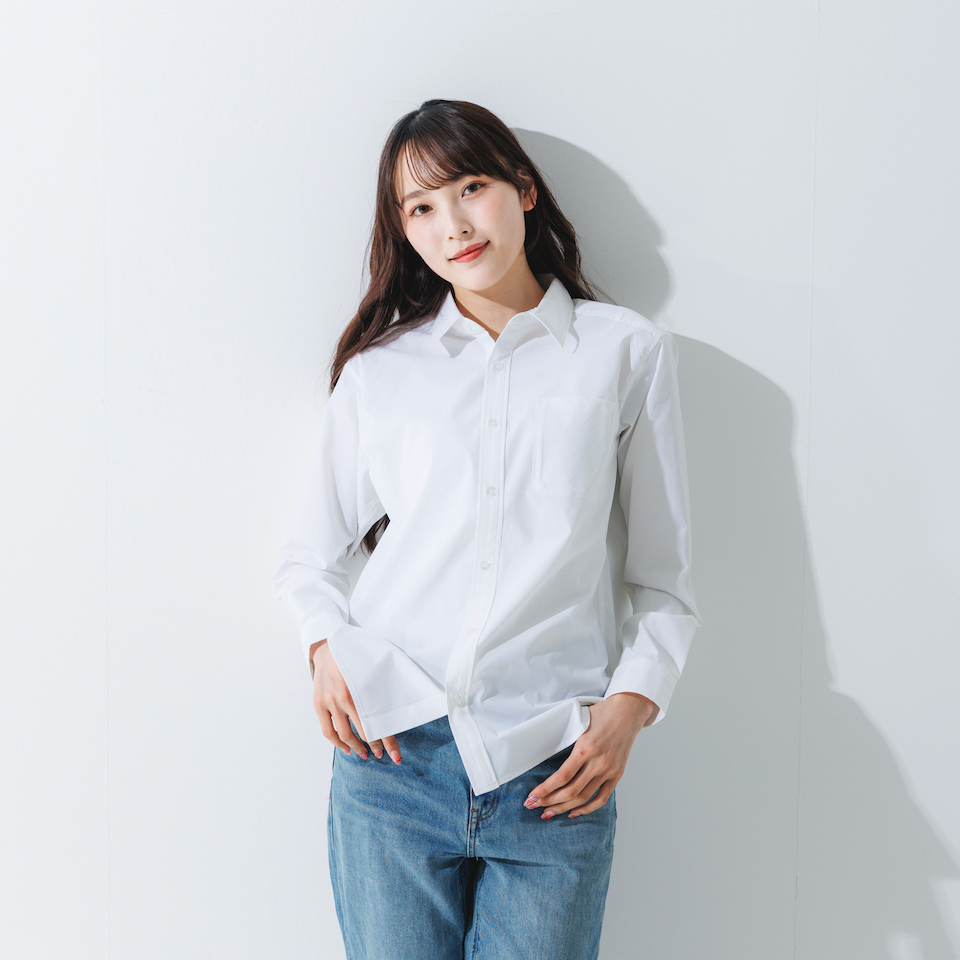NOTOSNOW Yシャツを着た女性