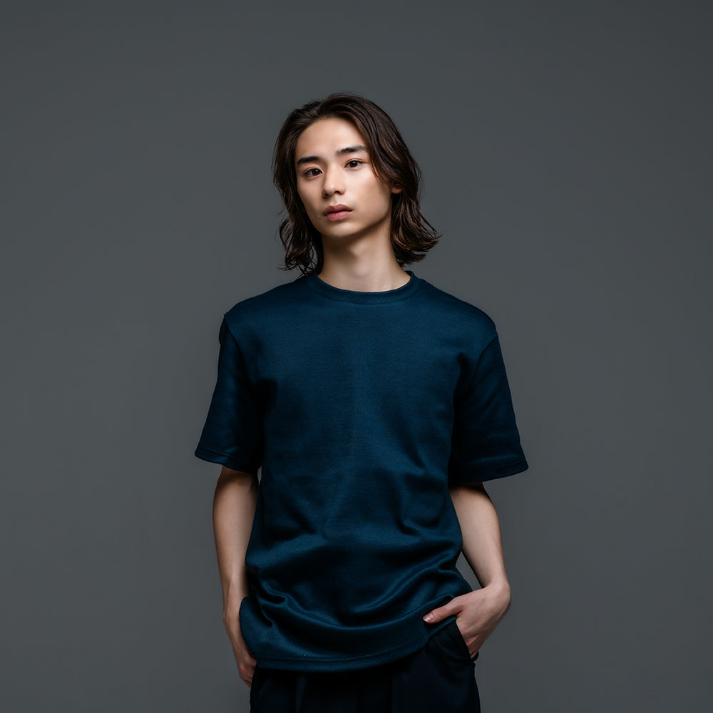 アラミド繊維半袖Tシャツを着た男性